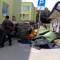 Foto - Už mesiac pomáhame obyvateľom Spišského Štiavnika, ktorým vzal oheň domov.
