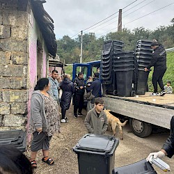 Foto - Viac než 250 nádob, takmer 200 ľudí: Triedenie odpadu mení životy v komunite