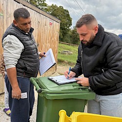 Foto - Viac než 250 nádob, takmer 200 ľudí: Triedenie odpadu mení životy v komunite