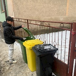 Foto - Viac než 250 nádob, takmer 200 ľudí: Triedenie odpadu mení životy v komunite