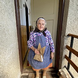 Foto - Medzigeneračná solidarita v praxi: Keď sa príbehy, skúsenosti a hodnoty spájajú za jedným stolom