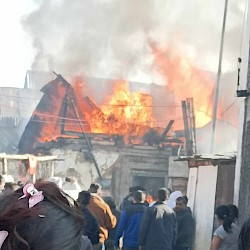 Foto - Požiar v osade v Podhoranoch pripravil dve rodiny o bývanie. Okamžitá pomoc komunity a inštitúcií vrátane Rozvojového tímu pomáha rodinám prekonať následky udalosti.
