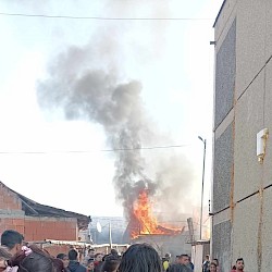 Foto - Požiar v osade v Podhoranoch pripravil dve rodiny o bývanie. Okamžitá pomoc komunity a inštitúcií vrátane Rozvojového tímu pomáha rodinám prekonať následky udalosti.