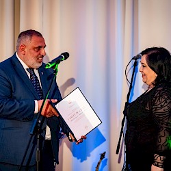 Foto - Ocenené osobnosti, ktoré svojou celoživotnou prácou prispeli k rozvoju spoločnosti, podpore rómskej komunity a búraniu predsudkov a stereotypov.