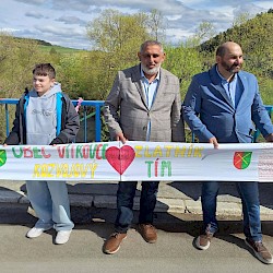Foto - 736 metrov spolupatričnosti vo Vítkovciach: silný príklad senzibilizačnej aktivity proti protirómskemu rasizmu
