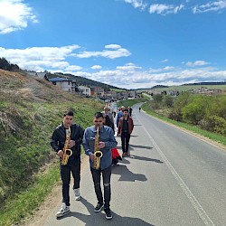 Foto - 736 metrov spolupatričnosti vo Vítkovciach: silný príklad senzibilizačnej aktivity proti protirómskemu rasizmu