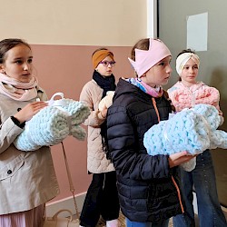Foto - Deky z lásky: Malé ruky a veľké srdcia pomáhajú tým, ktorí to najviac potrebujú